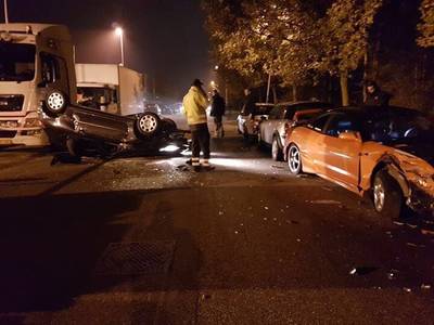Auto vliegt uit de bocht op bedrijventerrein in Ede