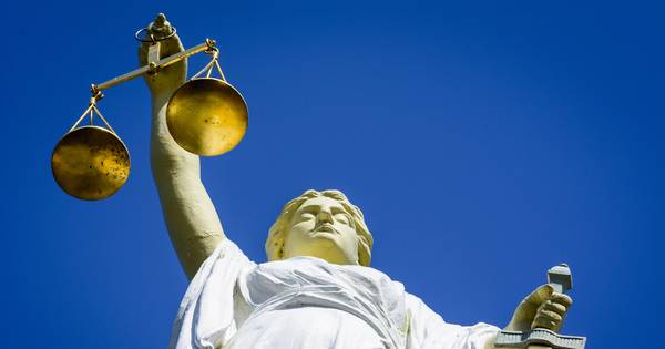 OM: Getuigen van ernstige mishandeling Alblasserdam worden opgehaald door de politie.