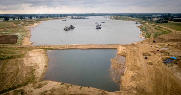 Ontzander Over de Maas ruimt troep rivieroevers op