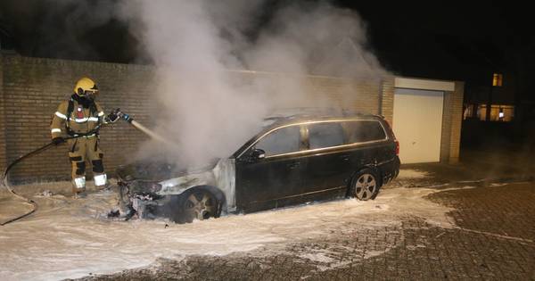 Auto uitgebrand in Empel | Den Bosch, Vught - BD.nl