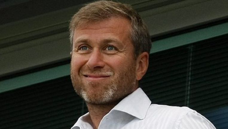 Abramovich rust megajacht uit met lasers tegen paparazzi ...