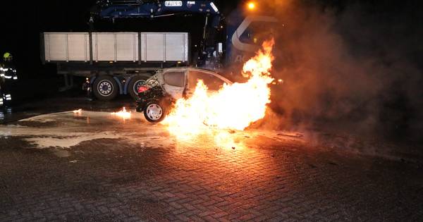 Autowrak in lichterlaaie in Zuilichem | 112 - BD.nl