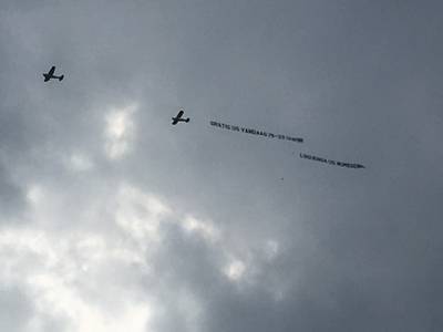 Reclamevliegtuig trekt ijsfans: lange rij voor gratis ijs in Nijmegen