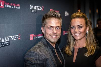 André zit poedelnaakt op Monique en Estavana baddert met Jesslynn
