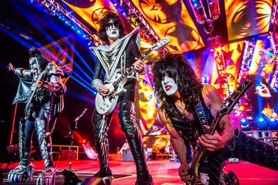 KISS geeft onderwaterconcert voor witte haaien