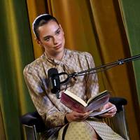 Dua Lipa opent collectie verboden boeken in beroemde Portugese boekhandel Livraria Lello: ‘Soms is lezen het meest rebelse dat je kunt doen’
