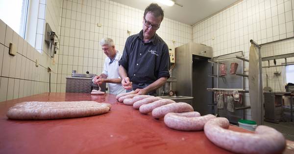 Wehlse rookworsten gaan als warme broodjes - De Gelderlander