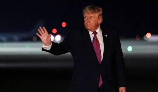 Trump beweert dat Iran ‘niet kan wachten’ om akkoord te sluiten • Lijkkist Iraanse oud-leider Ali Khamenei onthuld bij begin van dagenlange uitvaart