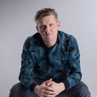 De alcohol en de drugs gooien alle remmen los bij Sven Pichal. ’s Anderendaags, wanneer hij ontnuchterd naar het werk trekt, komen de spijt en de schaamte