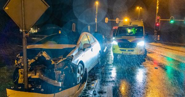 Flinke schade na aanrijding tussen twee autos in Tilburg.