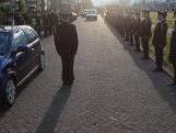 Indrukwekkende erehaag met 1,5 meter afstand voor overleden oud-brandweerman Henk Aarssen (58)