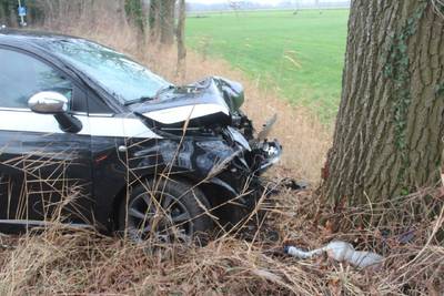 Auto raakt van de weg en botst tegen boom in Baak: bestuurder gewond