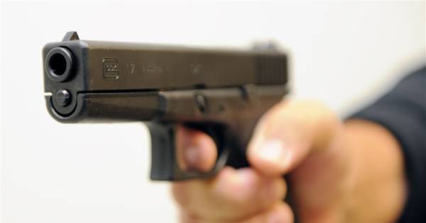 Politie doet inval in Den Haag bij landelijk onderzoek naar wapenhandel .