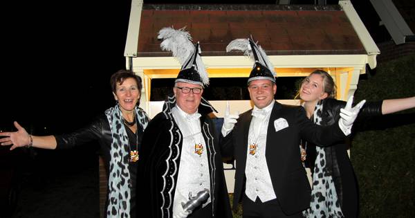 Opkomst prins Jan II en adjudant Ingmar in Langeveen - Tubantia