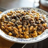 Verse cavatelli met gebraiseerde ossenstaart en fijne groentjes