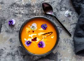 Kook met eetbare bloemen