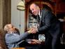 Burgemeester Brok feliciteert Arie van Wijngaarden met zijn 105e verjaardag.