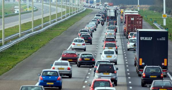 Ongeluk op A50 tussen Apeldoorn en Epe zorgt voor flinke vertraging: 11 kilometer file.