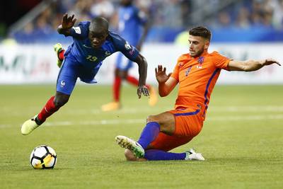Oranje begint uit tegen Frankrijk