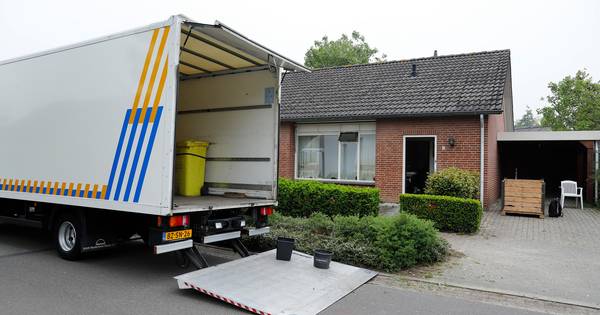 Politie vindt honderden hennepplanten en duizenden stekjes in woning Wanroij