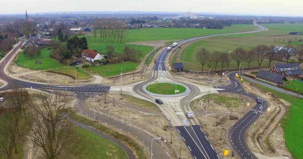 Extra controle asfalt van randweg Haps op gebreken