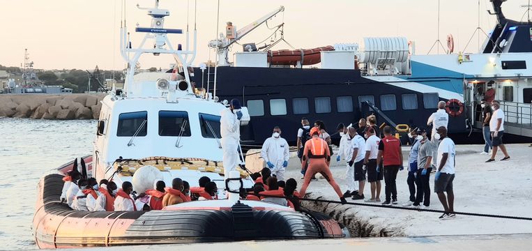 De door de Italiaanse kustwacht opgehaalde migranten worden ontscheept in de haven van Lampedusa. (29/08/2020).