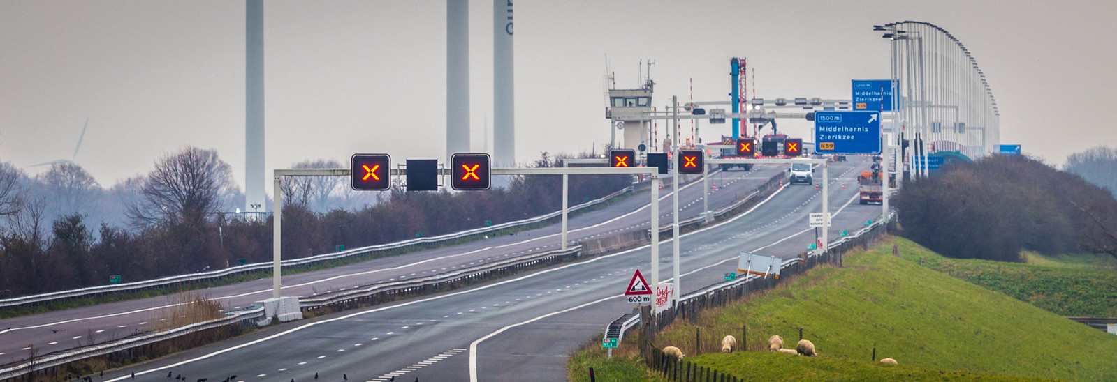 Haringvlietbrug korte tijd dicht door kapotgereden ...