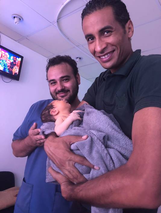 De dokter en een medewerker van het Aladdin Beach Resort in Hurghada met Yassin