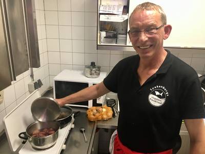 Arnhemse visboer bakt, kookt en braadt 50 uur achtereen voor record én goed doel