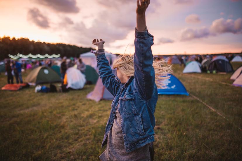 Meisje danst op festival camping