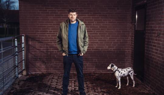 Van een halfuur in een feesttent tot 65.000 tickets: zo vond Hans Cools zijn comedy-goudklompjes