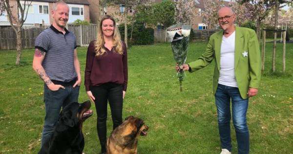 Bloemetje voor helden die slachtoffer steekpartij ontzetten #heldenmoed #volkspartijnissewaard.