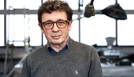 Zo populair dat boekhandels om middernacht de deuren openen: forensisch arts Philippe Boxho is een literaire superster