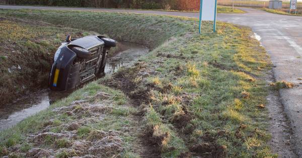 Auto belandt door gladheid in de sloot bij Poortvliet