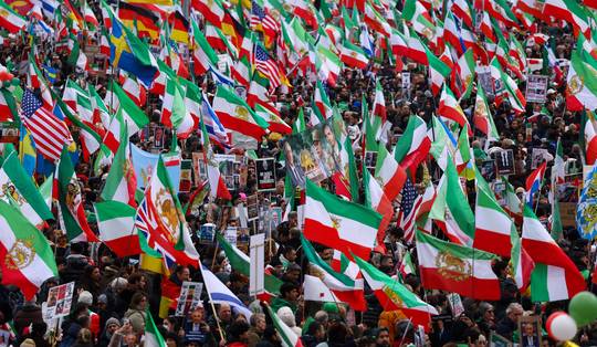 In München kwamen tienduizenden Iraniërs protesteren tegen regime: ‘Mijn vijanden zitten in Iran, niet daarbuiten’