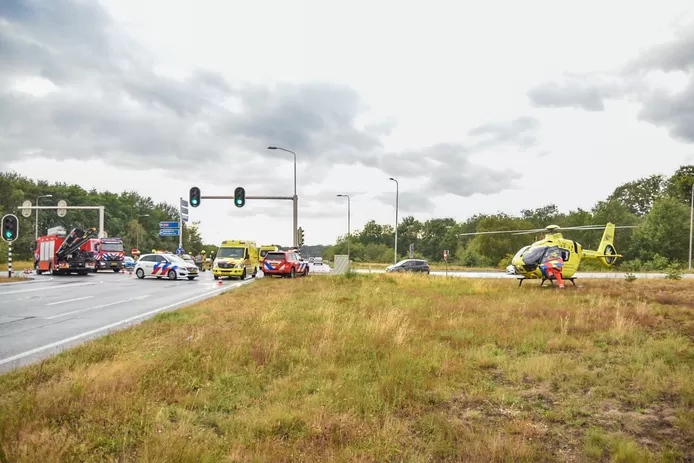 Vrouw gewond bij aanrijding, traumaheli landt op viaduct A50.