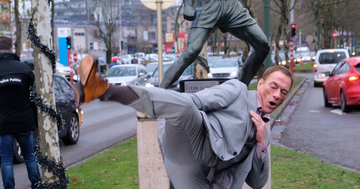 IN BEELD. JeanClaude Van Damme bezoekt eigen standbeeld in Brussel
