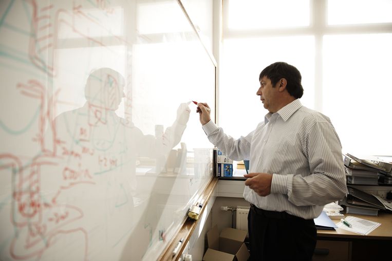 Handout picture released by the German Koerber Stiftung, taken in January 2009 in Manchester shows Dutch Professor Andre Geim, working in the Center for Mesoscience and Nanotechnology in Manchester. Andre Geim and Russian-British national Konstantin Novoselov, won the 2010 Nobel Physics Prize on October 5, 2010 for pioneering work on graphene, a form of carbon which conducts electricity, the Nobel jury said.     AFP PHOTO HO / KOERBER-STIFTUNG / FRIEDRUN REINHOLD           RESTRICTED TO EDITORIAL USE