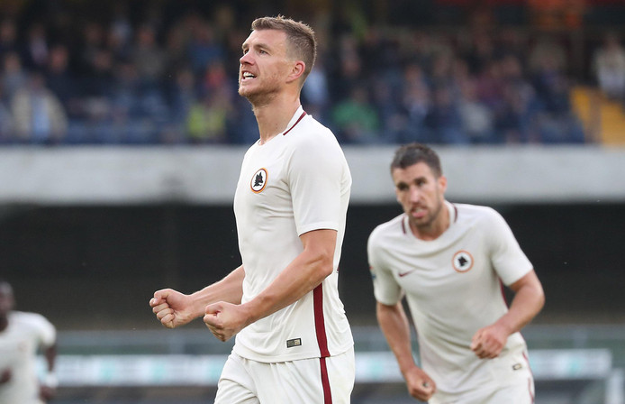 Edin Džeko juicht na zijn goal tegen Chievo Verona.