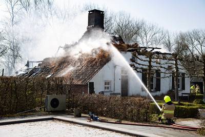 Bewoners door brand verwoeste boerderij in Horssen verbijsterd: ‘Onze kinderen zijn hier opgegroeid’