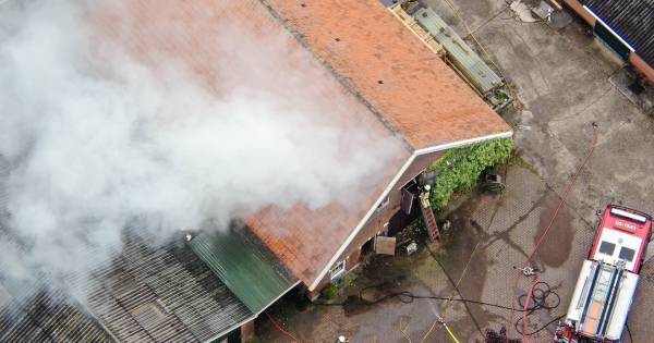 Brandweer: ‘Blussen van brandend hooi in schuur bij Bentelo gaat nog uren duren'.
