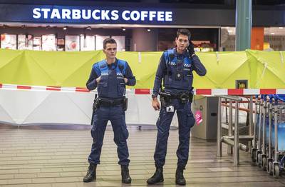 Verwarde man neergeschoten op Schiphol na dreigen met mes