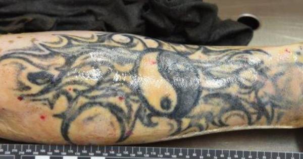 Onbekende man met opmerkelijke tatoeages lag 2 tot 4 weken in de IJssel