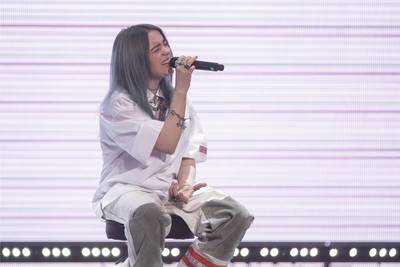 Geblesseerd tieneridool Billie Eilish (17) wordt zaal in gedragen voor intiem concert bij 3FM