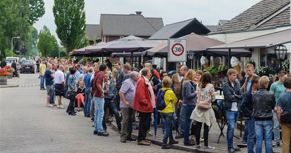 In beeld: drukte in Bentelo bij verkoop kaarten allerlaatste concert Normaal - tubantia.nl