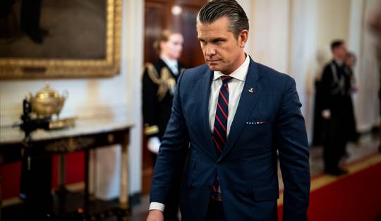 Wie wil begrijpen hoe Pete Hegseth nu over Iran spreekt, moet eerst naar een andere oorlog kijken