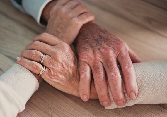 De zus van Inge (58) en Mieke (51) stopte met eten en drinken: “Het leven ging voor haar zo echt niet meer”
