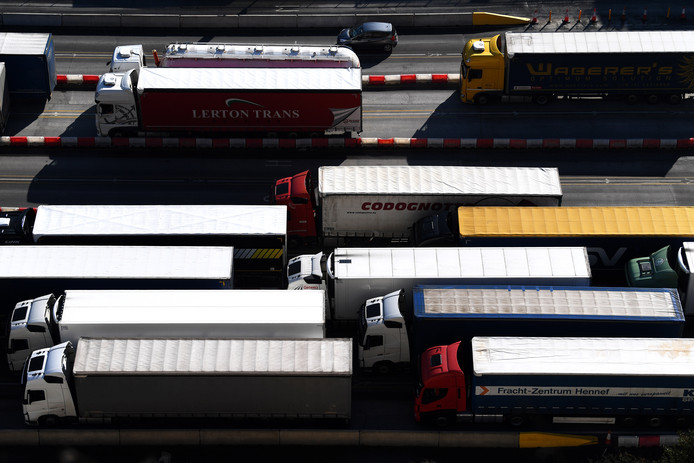 Vrachtwagens in de haven van Dover.