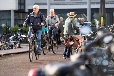 Met 135 vaantjes aan de fietstas meedoen aan de vierdaagse in Hof van Twente