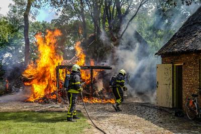 Felle schuurbrand in Made, brandweer schaalt op vanwege rieten daken